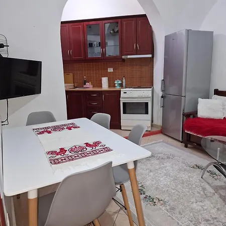 Antigona Apartment *